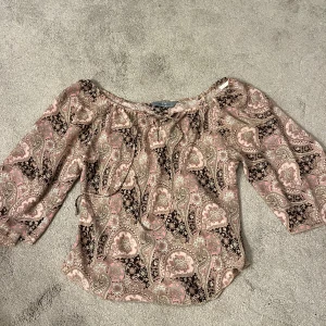 Blus - Säljer denna vackra blus🥹 köpt i London så den går inte att få tag i💖💕💞💘 sitter så najs på!!! Passar s-m💖❤️🥹