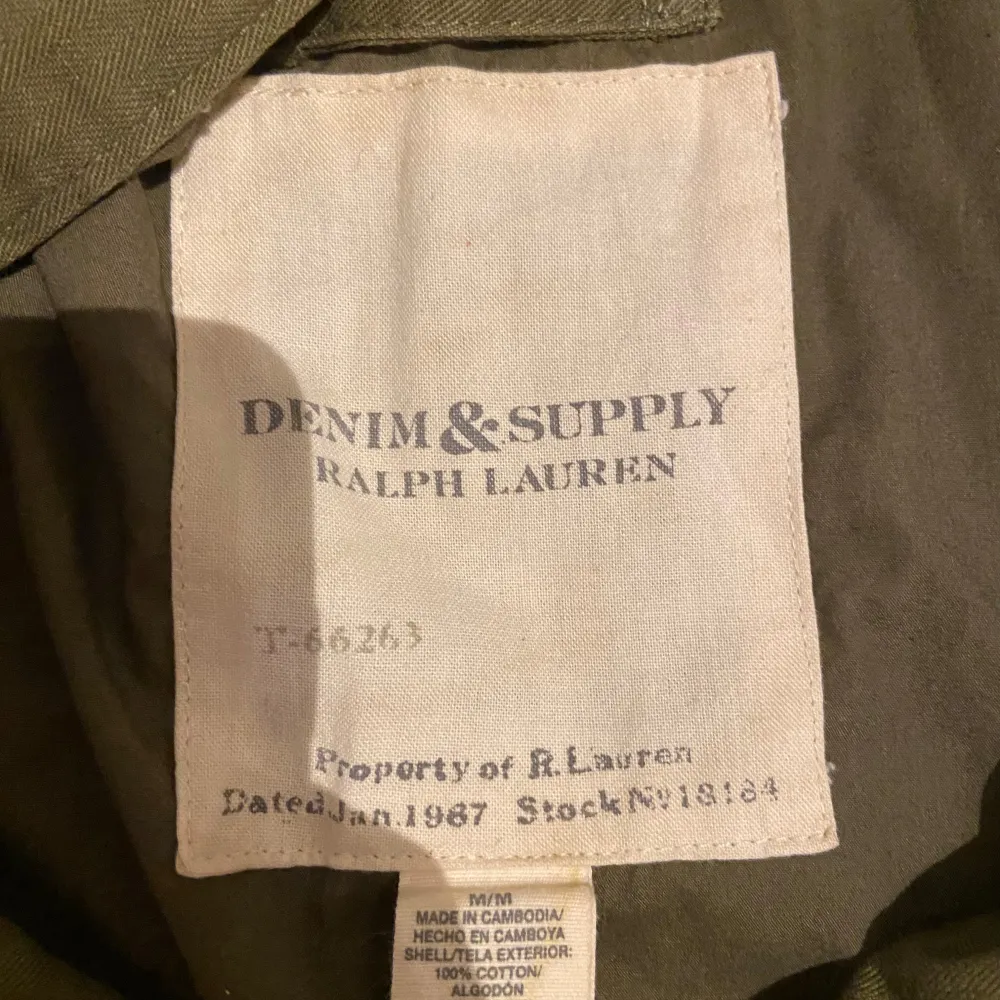 Ralph lauren field jacket i bra skick, finns lite  fläckar/märken 💯 Size M 💯väldigt eftertraktad och perfekt nu till hösten 💯Tveka inte att kontakta vid minsta lilla fundering 🙏💯. Jackor.