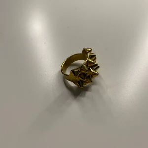 Edblad ring! - Säljer denna fina ring från edblad i guld! Den är i storlek M, alltså 17,5💕 Inte jätte använd, inga defekter! Säljer då jag har bytt till silver! Nypris 399kr! priset kan diskuteras, jag kan även tänka mig att byta mot en i silver 💕