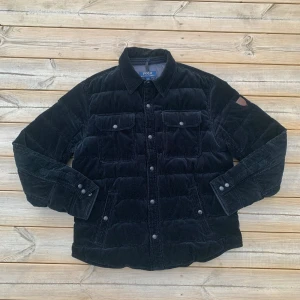 Ralph Lauren | Jacka - Riktigt skön Raffe jacka! | Fint skick finns nått tecken på användning men inga defekter! | Nypris ligger på 4000kr. | Ställ gärna frågor innan du köper!