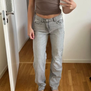 Grå jeans - Nästan helt oanvänd jeans från gina tricot i storlek 32