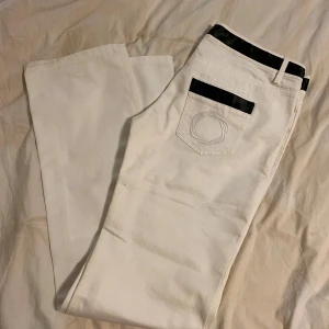 Perfekt lågmidjade Balenciaga jeans - HELT perfekt lågmidjade jeans från Balenciaga. Satindetaljer i midjan och fickorna som nästan ger en skärpliknande känsla. Perfekt raka i benen. Tyvärr för stora för mig, annars hade jag behållit dem🤍  Nypris låg på 4200.  Midja: 86 cm Innerben: 81cm