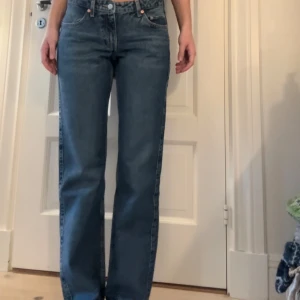 Weekday Jeans Arrow - Säljer mina ”Arrow” jeans från Weekday. Aldrig använda och säljs då jag inte gillar lowwaist. Stl. 27/32 😊 100 kr + frakt. 