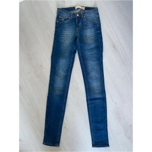 Jeans Gina Tricot - Mörkblå jeans i modellen Lisa från Gina Tricot i strl 36. Normalhög midja, ganska långa i benen. Knappt använda.   Kommer från djur- och rökfritt hem, tvättade parfymfritt.