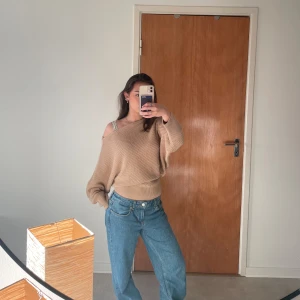 snygg stickad tröja - Jättefin brun/beige stickad tröja från nakd. Den är i toppen skick och har en lite offshoulder modell med vida ärmar. 
