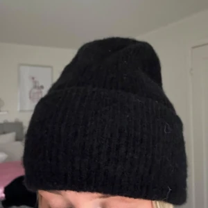 Mössa - Svart mössa. Aldrig använd, säljer för 100 kr.
