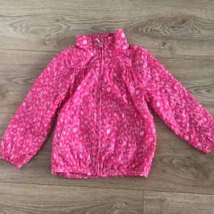 Tunn leopardmönstrad jacka - Jackan är helt oanvänd. Mode nu när leopardmönster är jätte inne. Jackan har även en liten ficka på insidan. Tål regn, men är ganska tunn.