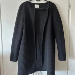 Kofta utan knäppning - Lång kofta från Vila utan knäppning.  Jättefint skick. Använd fåtal gånger.