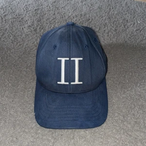 Les deux  - Väldigt fin keps säljer för 200 för lite sliten lek funkar skick 7/10 skriv vid fundering