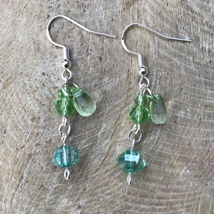 Örhängen  - Gröna örhängen med silveromfattning🌿💍