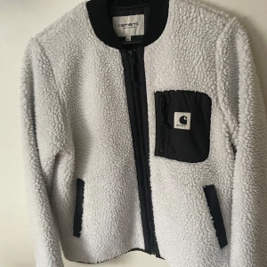Carhartt jacka - Höst/vår jacka i storleken XS, skulle nog passa en dam S också, pga ljuset ser färgen mörkare ut men jackan är vit, kan skicka fler bilder om så önskas. Pris kan diskuteras 