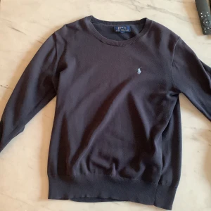 Polo tröja - Säljer nu denna extremt snygga polo tröjan för endast 350 kr pågrund av att jag har växt ur den. Inga defekter. På bilderna ser den urtvättad ut men den är inte det. Skick 9/10. Storlek 14-16 som motsvarar ungefär S.
