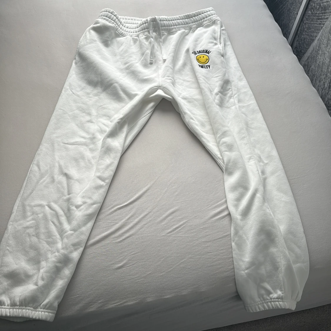 Vita mjukisbyxor från H&M x Smiley