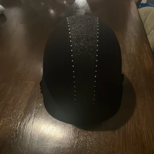 Ridhjälm från CRW. - Strlk M (55 - 57) Är i väldigt bra skick och inga skador, ser ut som ny och sitter bra. Passformen är perfekt, varken mindre eller större.