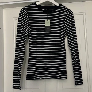Svartvit randig tröja  - Svartvit randig tröja köpt från Veromedo. Storlek S. Oanvänd och lapp kvar. 