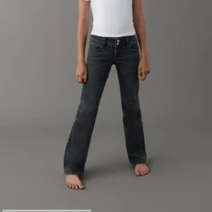 Low waist Flare jeans - Ungefär samma byxor som på bilden fast utan knappfickorna där bak. Byxorna är lite smått slitna längst ner men dom är ändå i bra skick och väldigt fina 😍