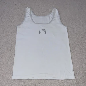 Hello kitty linne  - Säljer en supersöt hellokitty linne. Mycket lite använd men inga som helst hål eller defekter. Storlek S men sitter lite mer figurnära på M eller lösare på XS. Frakt tillkommer. Skriv vid frågor, 