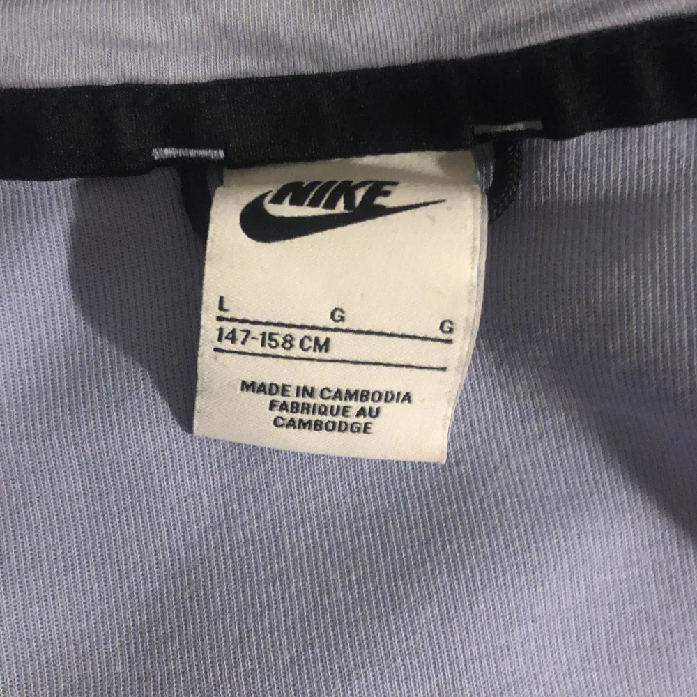 Säljer min gamla Nike tech fleece för den passar it längre storlek 147-158 priset går att diskutera ny pris 950 . Tröjor & Koftor.