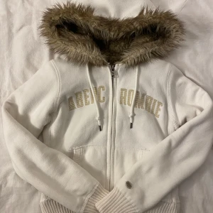abercrombie and fitch faux fur kofta - säljer denna fina vita kofta med faux päls eftersom jag redan har en annan💕 den är från 2000-talet och väldigt svår att få tag på! Perfekt nu i hösten och inför vintern💞