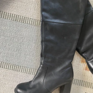 Stövlar Clarks - Minimal skada inuti, syns ej när skorna är på. Strl 38.