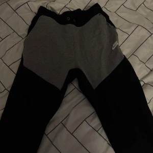 Nike tech - Nike tech byxor storlek S, den säljs för de inte kommer till någon användning. OBS! Fläck finns på varan. Pris går att diskutera.