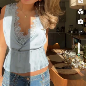 H&M topp - Jätte söt top säljer då jag inte får användning för den💕💕första bilden är lånad