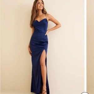 Blå långklänning - Säljer denna fina långklänning som endast är använd en gång storleken är 36 och är normal i storlek ! Ordinarie pris 899kr, säljer för 600kr