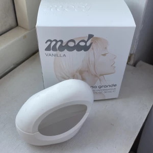 Mod vanilla Ariana Grande - Boxen medföljer! På andra bilden syns typ hur mycket som är kvar, var lite svårt att få med på bild men det är lite mindre än halva kvar! Perfekt att köpa om du vill testa doften!