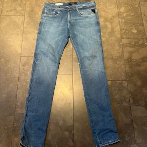 Snygga replay jeans i storlek 34/36 jätte fint skick nypris runt 1500kr 