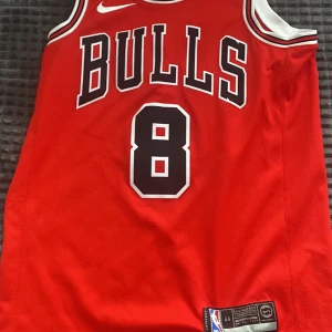 Basketboll tröja Bulls - fick den från syrran men aldrig använde eftersom jag inte gillar basketboll. Den är helt ny och äkta. Nypris kostar det ca 1200-1500. Storleken är M och det finns inga repor eller liknande. Skick på den är helt ny