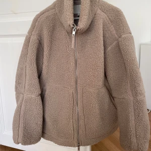 Teddyjacka  - Jättemysig lite tjockare teddyjacka ifrån H&M, storlek M. Passar perfekt under hösten men även vintern. ❤️❄️🍁