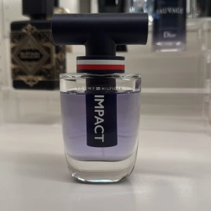 Impact parfym från Tommy Hilfiger -  Perfekt för den som vill ha en fräsch och ungdomlig doft. Passar både till vardags och fest!