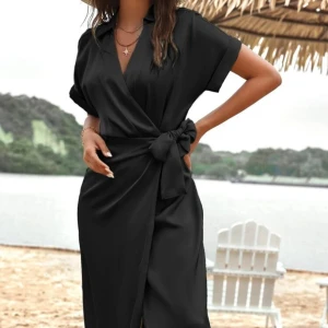 Svart omlottklänning med knytband - Snygg svart omlottklänning perfekt för sommardagar. Den har korta ärmar och ett knytband i midjan Klänningen är i ett lätt och bekvämt material. Dålig på bild, därav bild från hemsidan. Ser precis likadan ut på. 