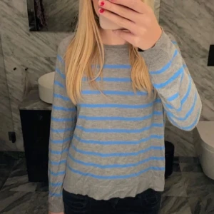 Zara stickad tröja - Jätte fin tunn stickad tröja från zara i blå och grå! Säljs inte längre! Fint skick och inga defekter! Storlek M men passar S 