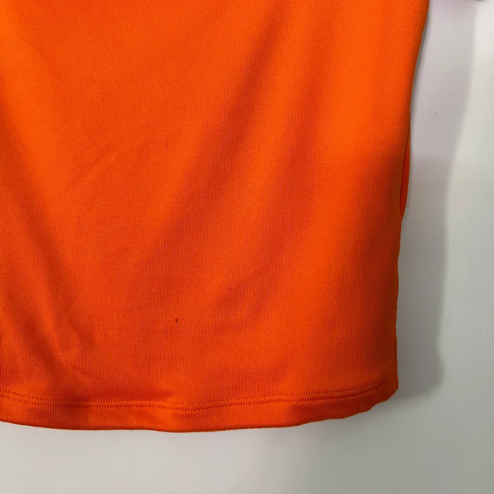 Säljer en snygg orange topp från Amisu i storlek L. Den har en fyrkantig urringning och korta ärmar, perfekt för sommardagar. Toppen är i ett stretchigt material som sitter bekvämt. Perfekt för en casual look eller att styla upp för en utekväll! 🧡There is little pen dot on the bottom of the shirt, as you can see on the last picture ❤️. Yläosat.