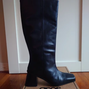 Svarta skinnstövlar (oanvända) - Helt oanvända svarta skinnstövlar från ASOS, modell "Connect". Originalpris 1279. 