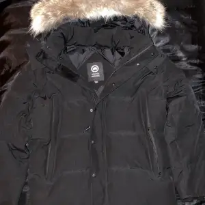  Perfekt och varm canada goose jacka i svart och svart märke storlek (M) skick 10/10 knappt använd! 2900kr går ej ner pris! Vill byta till Moncler.