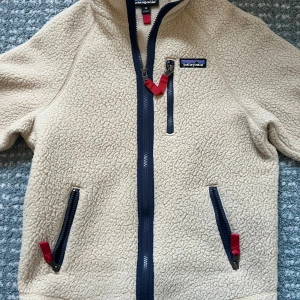 Patagonia Fleece Jacka - Väldigt fint skick på en Patagonia Fleece Jacka. Använd cirka 3 gånger. Nypris 1600kr