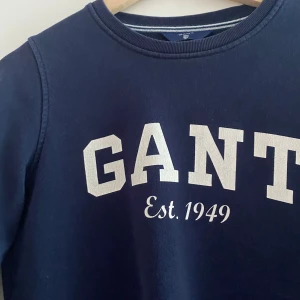 Gant sweater  - College tröjan från gant med tryck,r i fint skick. Pris går att diskuteras, fråga gärna om fler bilder vid behov💕