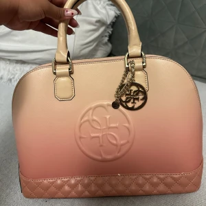 Guess väska - Jätte fint skick äkta guess väska Knappt använd ganska rymlig Mer vackert peachy färg ombre 