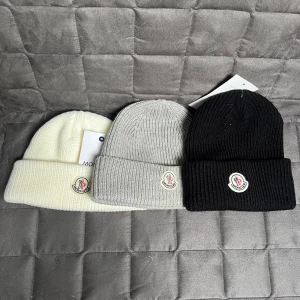 Moncler mössor - 3 fräsha moncler mössor. Den svarta och vita har lappen kvar.  Priset är 800 kr per mössa men det kan diskuteras! Skriv vid frågor och funderingar😀