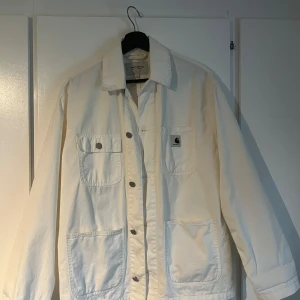 Carhartt jacka - Vit Carhartt jacka storlek L men passar andra storlekar. Nypris: 1999kr Är i nyskick inga fläckar. 