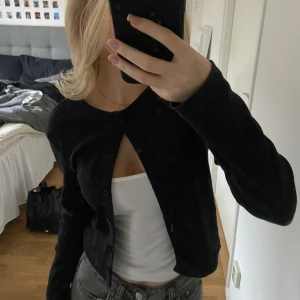 Kofta - Säljer denna fina svarta kofta från Lager157 i storlek S, den passar mig som vanligtvis har XS. Säljer den för 115kr. 