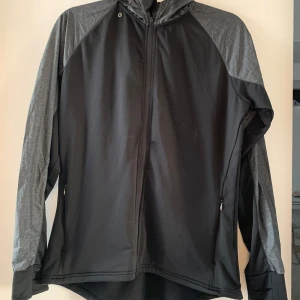 Träningsjacka/vindjacka - Träningsjacka i nyskick med flera bra reflexer. 