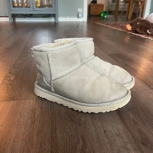 Uggs  - Super varma och sköna uggs💕 dom är ganska slitna men är hela. Nypris 2.100kr💕
