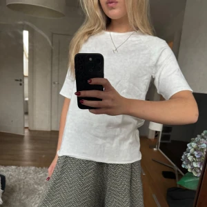 Stickad h&m topp - Snygg stickad tshirt från h&m, perfekt som basplagg i garderoben, créme vit färgad