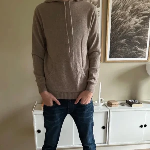 John Henric kashmir - John Henric Kashmir hoodie | Skick 9/10 | Storlek M | Pris: 1549kr | Hör av dig vid frågor eller minsta fundering! 