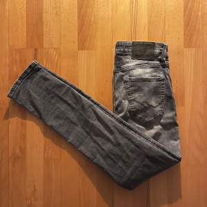 Jack and Jones Jeans modell Glenn - Jack and Jones jeans i strl 31/32 i modellen Glenn som är slim fit och kommer i ett stretchigt material  Mycket fint skick och har använts sparsamt och har inga defekter   