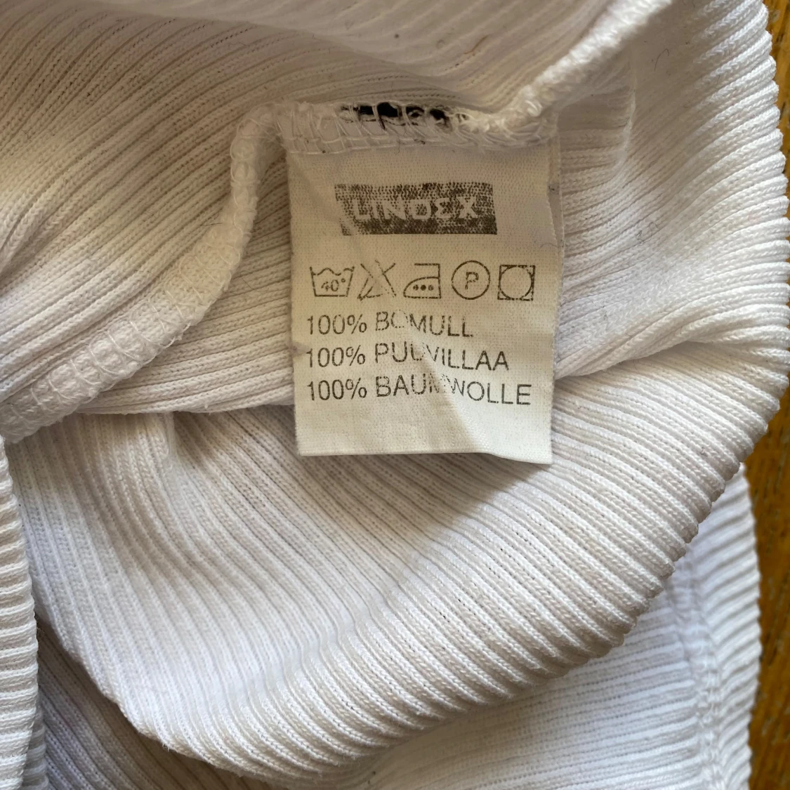 Vit ribbad linnetopp från Connect - 92