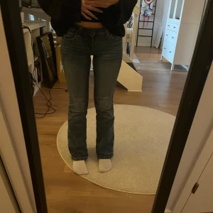 Jeans med fickor  - Så fina jeans ifrån hm, de har fickor där bak skriv för fler bilder. Storlek 34